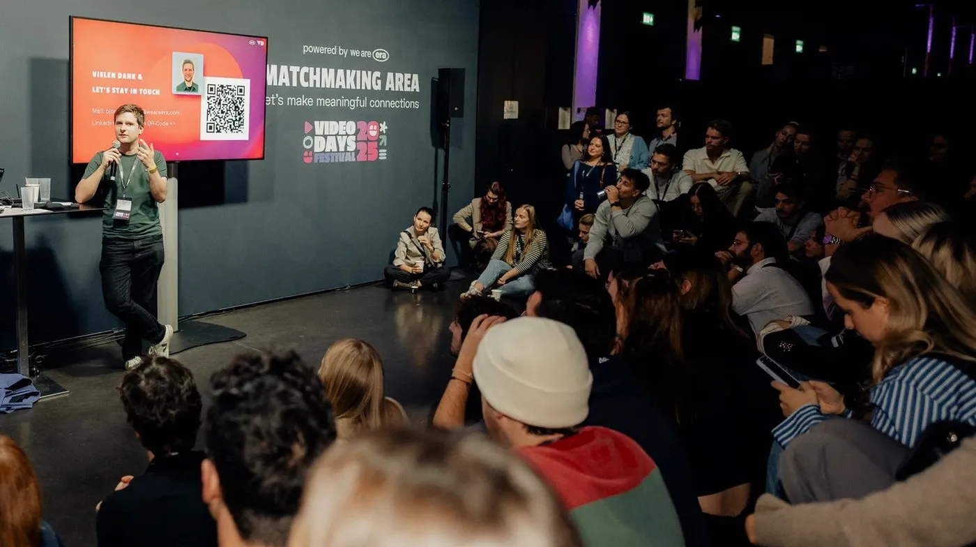 Björn Rohwer giving a talk to a packed room at Video Days Festival 2025